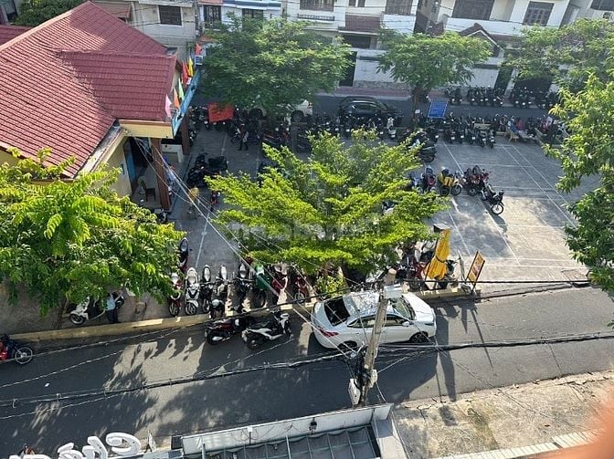 HXH đường Nguyễn Gia Trí ( D2 ) P25 BT. 4x18m 4 Tầng 7Pn TN 35Tr/tháng