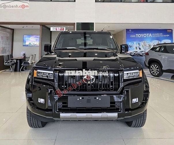 Land Cruiser LC250 sẵn xe ĐEN - TRẮNG