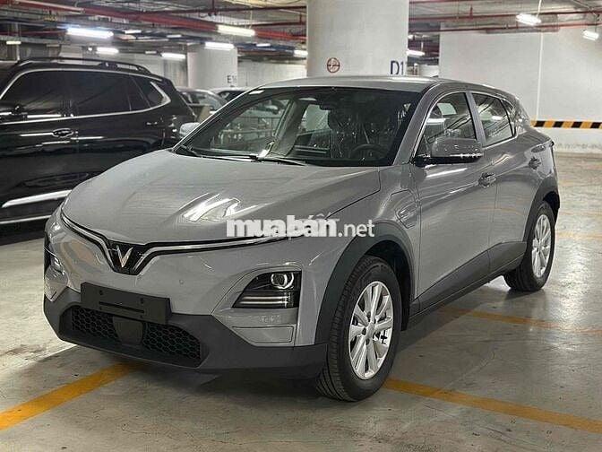 VinFast VF9 Eco