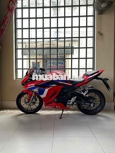 cbr 150cc . lướt 5k km . ko tua . zin 100%.