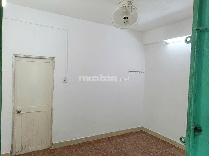Cho thuê phòng lầu 4, đường  Võ Văn Tần, Quận 3, mới sơn sửa