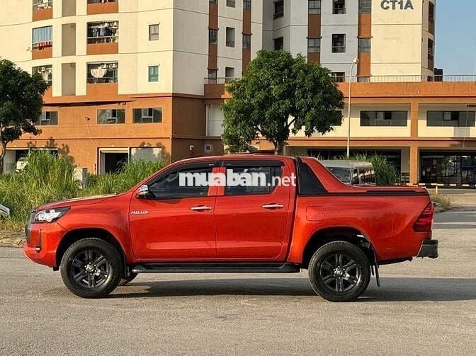 Bán xe Toyota Hilux 2021 2.4E 4x2 AT màu cam