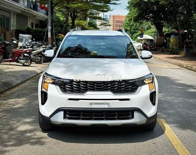 Kia Sonet 2025 Deluxe 1.5 AT - 3000 km
