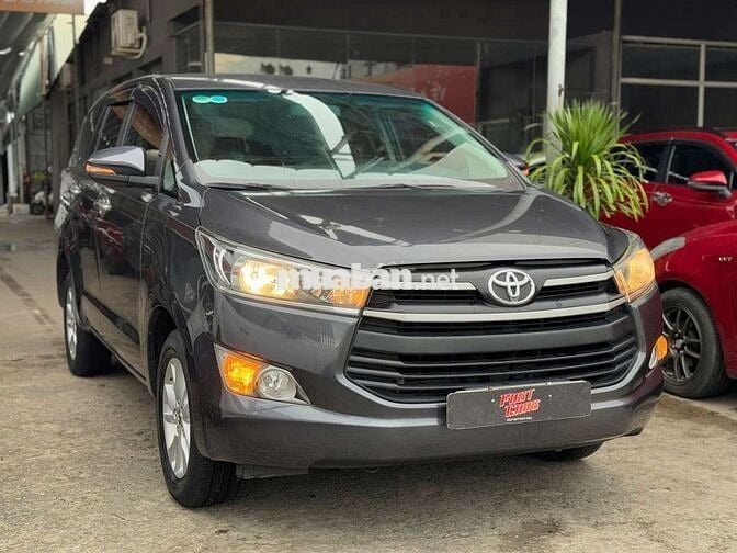 Toyota Innova 2017 2.0E số sàn, màu xám,1 chủ
