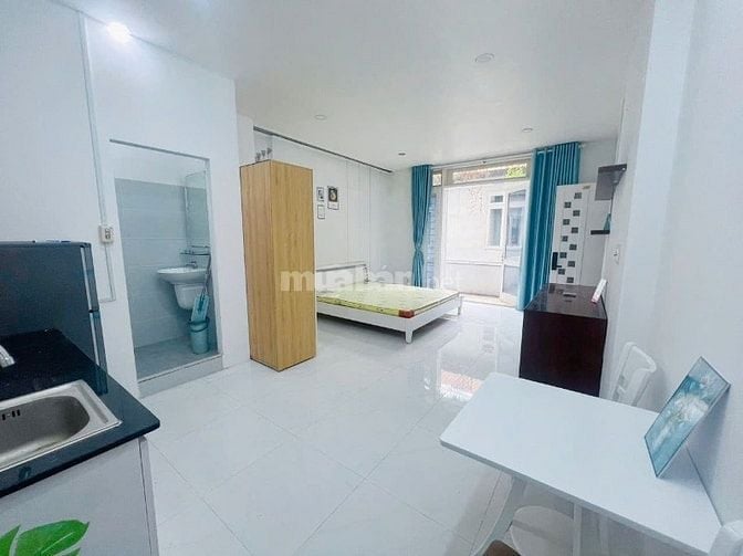 Phòng Studio bancon siêu rộng, full nội thất - 71 Hồ Bá Kiện Quận 10