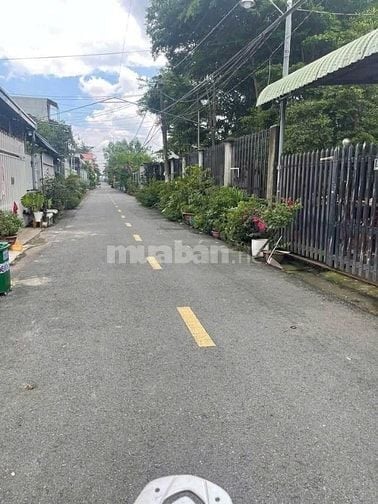 BÁN ĐẤT TẶNG NHÀ Ở TÂN HIỆP- HÓC MÔN, DT 102m2. GIÁ 750 TRIỆU, SHR