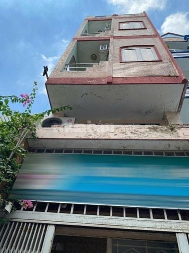 CẦN TIỀN BÁN GẤP NHÀ HẺM LỚN GẦN ĐƯỜNG CHÍNH