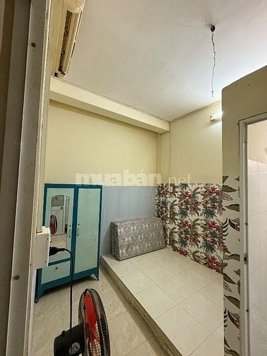 Phòng 16m2-  , Cửa sổ thoáng mát . HUỲNH VĂN BÁNH -PHÚ NHUẬN