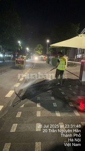 Nhân viên duy trì  vệ  sinh đường phố