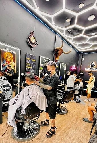 SANG BARBER TÓC NAM ĐANG HOẠT ĐỘNG KHÁCH QUEN CÓ SẴN TẠI BẠCH MAI