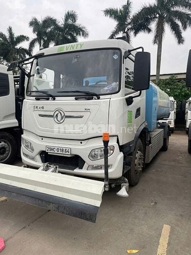nhân viên lái xe vệ sinh môi trường