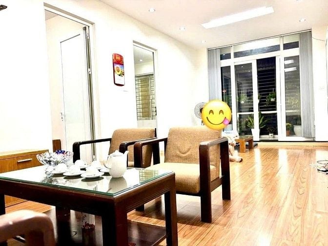 Bán gấp căn hộ mặt phố Võ Chí Công. Diện tích 75m2, giá hơn 5 tỷ.