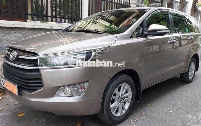Nhà cần bán xe Innova E 2018 màu ánh kim đẹp