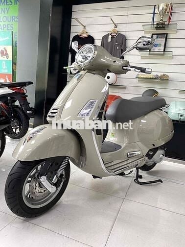 Vespa GTS Classic màu Beige nhiều quà tặng hấp dẫn