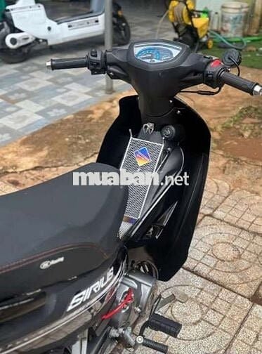 Yamaha Sirius màu đen, xe số