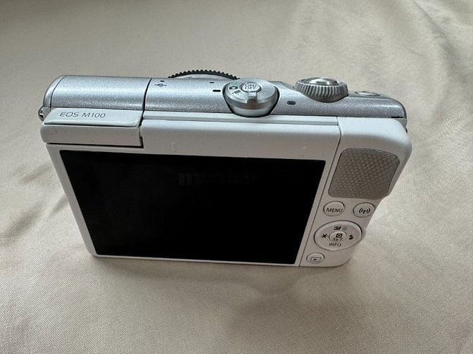 Canon M100 like new kèm kit 15-45mm