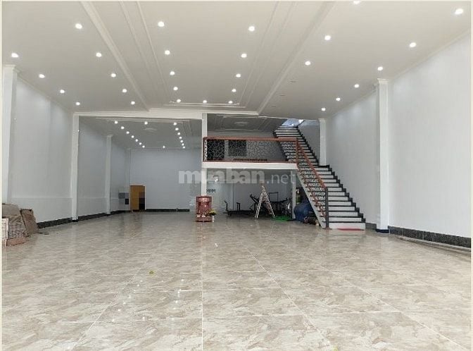 Cho thuê mặt bằng tầng 1 Đường Láng diện tích 350m chỉ 75tr/tháng 