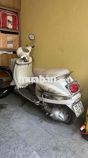 Vespa trắng cũ