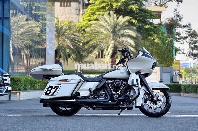 Like New - HARLEY Road Glide 114Ci Special