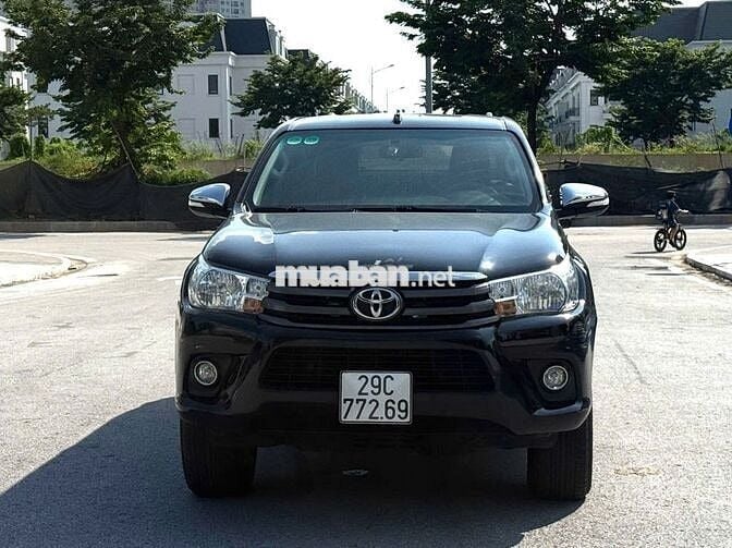 Bán Toyota Hilux 2016 2.4E MT màu đen 1 chủ từ mới