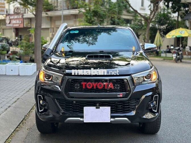 Toyota Hilux 2.8L 4x4 2019 nhập Thái option 200 củ
