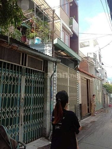 Nhà trung tâm quận 4, trong hẻm, yên tĩnh. 