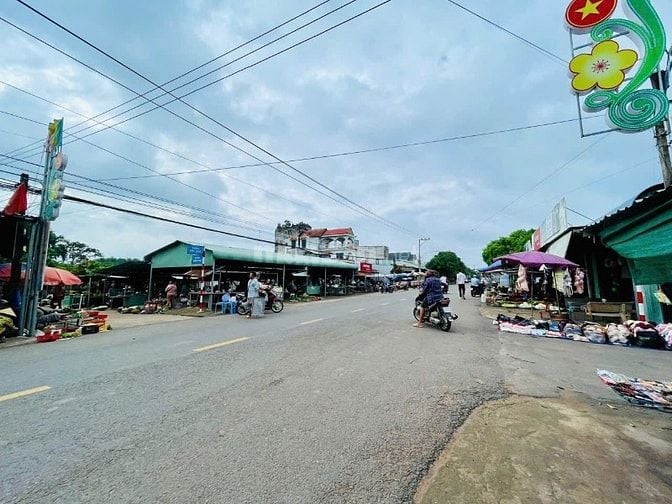 Đất ngay Chợ_ Kinh doanh tốt._ Giá rẻ chưa từng thấy .