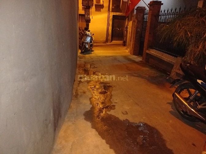 Nhà Dương Văn Bé - HBT - 69m có sân - ngõ 3 gác - nhà dân xây 