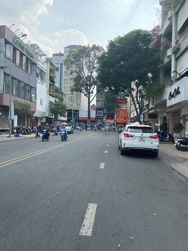 Bán gấp mặt tiền Võ Văn Tần, P5, Q3. DT: 6x17,5m, trệt 2 lầu, hiếm có