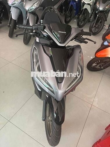 Honda  Vario màu xám, tay ga