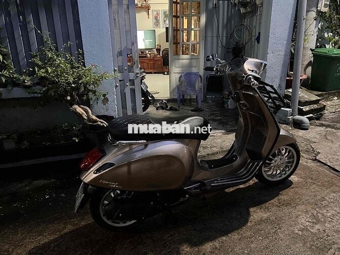 Vespa Piaggio màu nâu, xe tay ga
