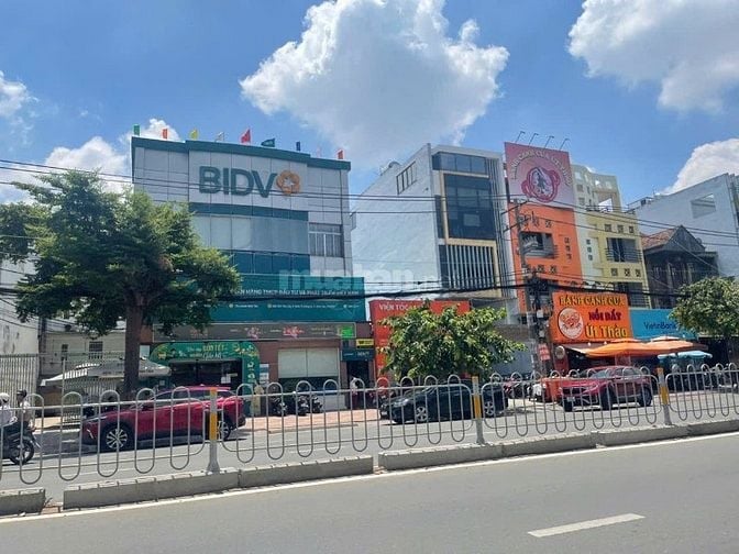 cho thuê góc 2mt đường tên lữa dt 12x20m , nhà 4 tấm giá thuê 100tr/th
