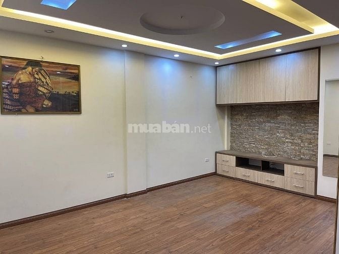 Cho thuê căn hộ mặt đường Láng Hạ để ở và kinh doanh