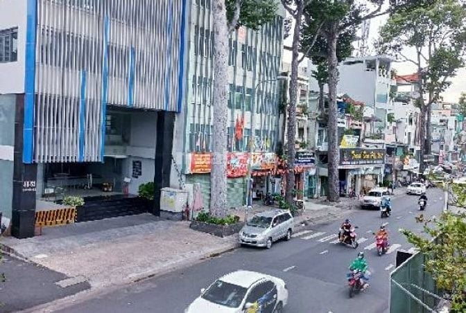 Bán nhà mặt tiền Trần Phú, Q. 5. DT 12mx25m, trệt lầu. Giá 62 tỷ TL