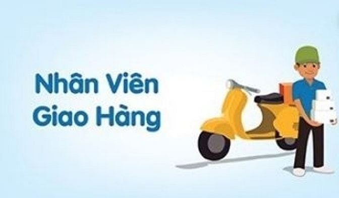 Nhân viên giao hàng bằng xe máy tại Hà Nội
