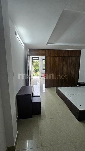 PHÒNG TRỌ CÓ CHỔ ĐẬU Ô TÔ, MẶT TIỀN, CỬA SỔ, BAN CÔNG ĐẦY ĐỦ