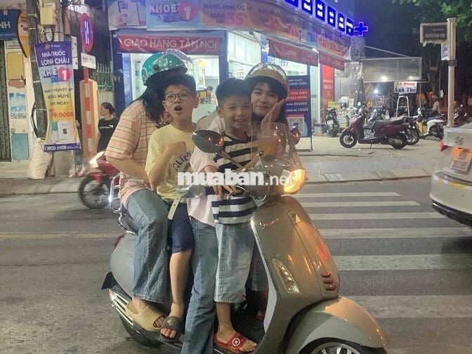 Vespa Piaggio màu xám, xe ga