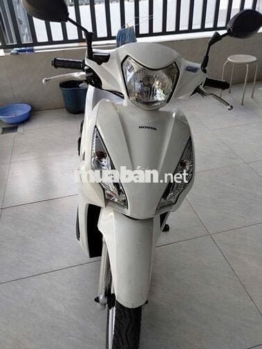 Cần bán xe tay ga Vision màu trắng