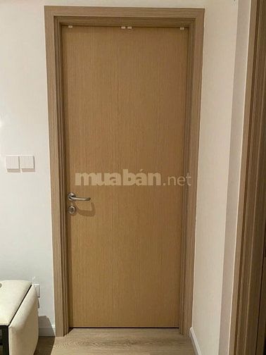 Cửa phòng, chất lượng còn tốt, đầy đủ khóa.