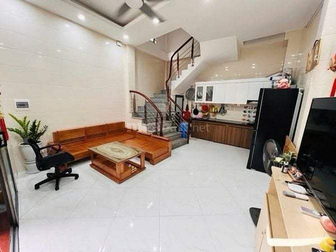 CHỈ HƠN 6 TỶ NHÀ 5 TẦNG - PHỐ TRẠM - NGAY GẦN Ô TÔ TRÁNH