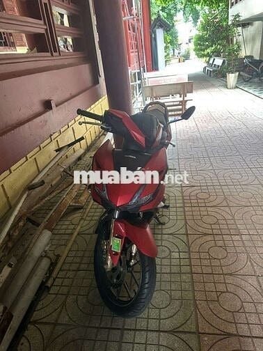 Honda Winner X màu đỏ, tay ga