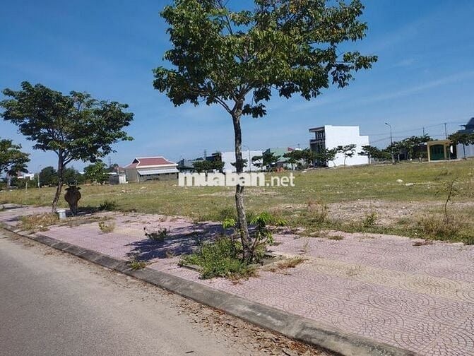 BÁN NHANH LÔ MẶT TIỀN DT 126m2, GẦN CHỢ - KCN - BIỂN GIÁ 15tr/m2