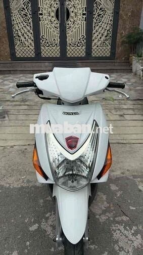 Honda Click trắng, tay ga, chất liệu nhựa