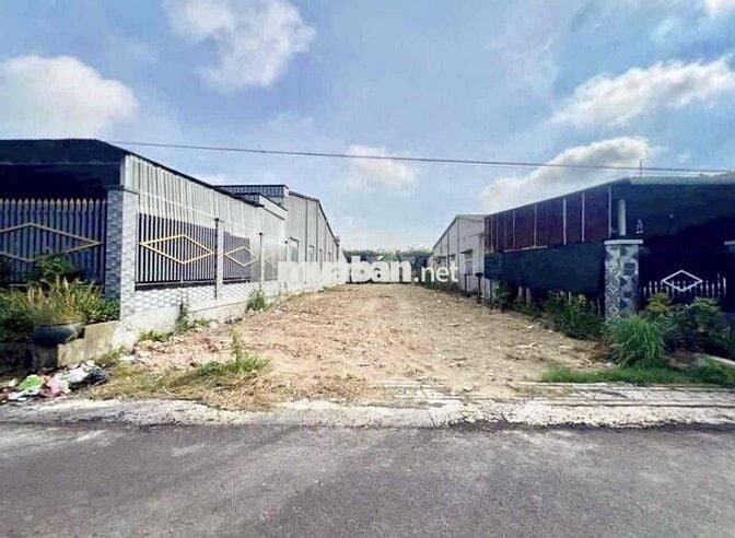 Cần bán gấp miếng đất thổ cư 200m2 mặt tiền đường nhựa 18m