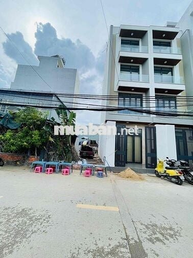 HIẾM- MẶT TIỀN VỊ TRÍ CÁCH PHẠM VĂN ĐỒNG 30M - XÂY CAO +HẦM -GIÁ 6.6TỶ