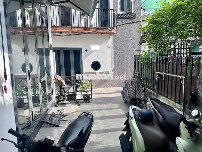 Nhà nc 2 lầu 4PN 3VS Mai Văn Ngọc P10 Q.phú Nhuận
