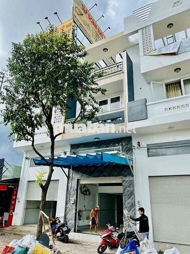 Nhà Sạch Sẻ DT 200m2 1Trệt 1Lửng 2Lầu 4Pn 3Wc Có Sẳn Nội Thất Hẻm Tải