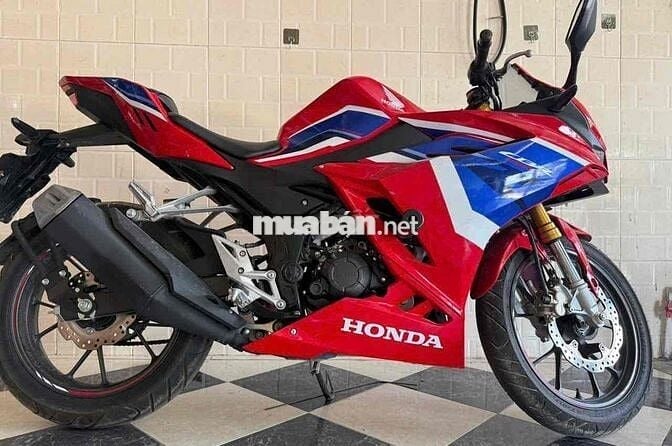 gia đình có xe moto còn mới đẹp