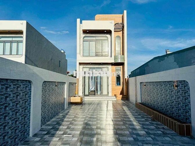 NHÀ THIẾT KẾ HIỆN ĐẠI 1 TRỆT 1 LẦU MỚI 100% - MẶT TIỀN KINH DOANH HƯƠN