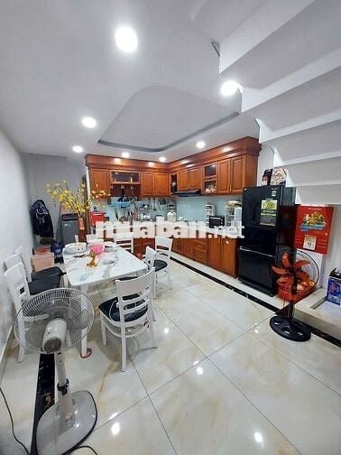 CHO THUÊ NHÀ 1 TRỆT 1 LỬNG 2 LẦU SÂN THƯỢNG. 5PN 4WC